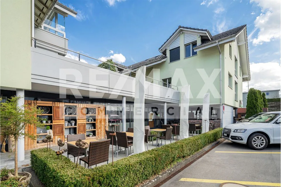 Immeuble commercial polyvalent à Hellbühl : Gastronomie moderne et options d'utilisation flexibles