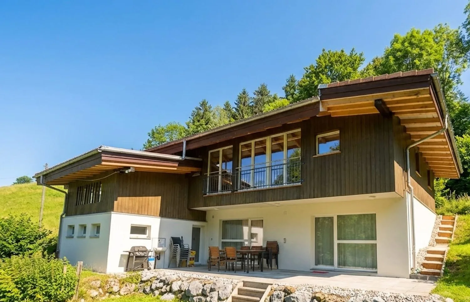 Proprietà esclusiva in solitaria con grande ambiente a Goldiwil - soleggiato & assolutamente privato