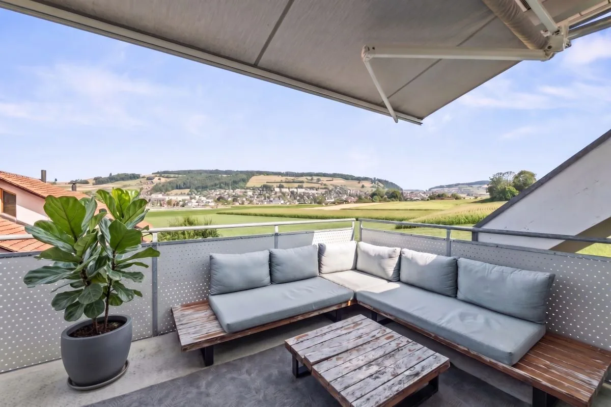 Maisonette 5,5 pièces : 146 m² de confort de vie avec galerie, terrasse et vue panoramique