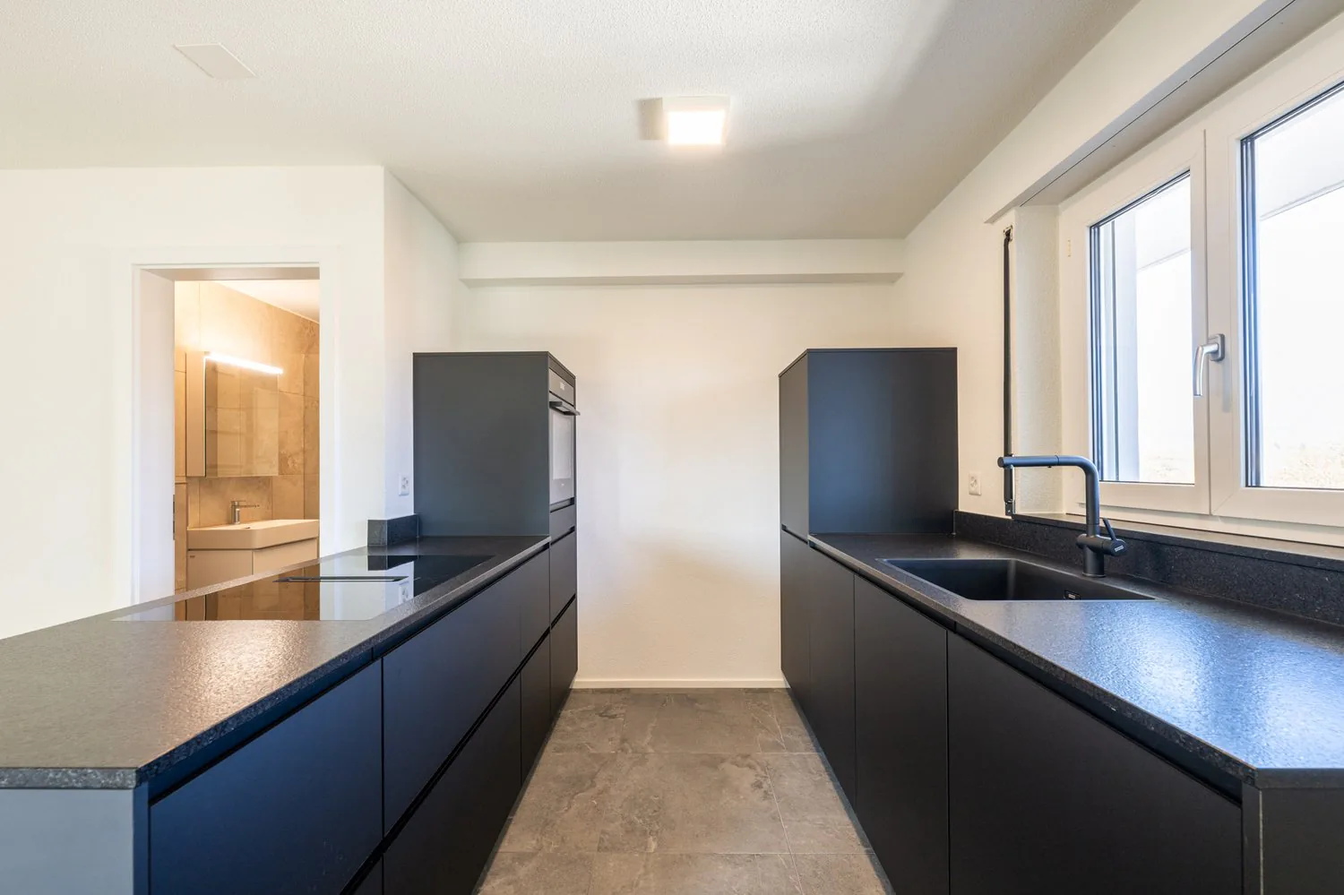Premier location après rénovation totale ! Appartement 2,5 pièces avec cuisine de rêve recherche nouveau locataire