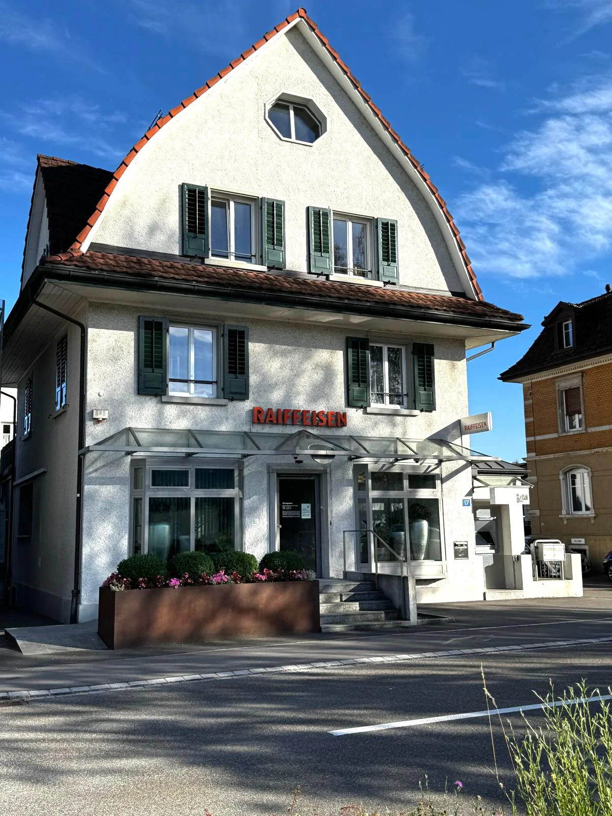 Residential and commercial building in a central location in Erlen