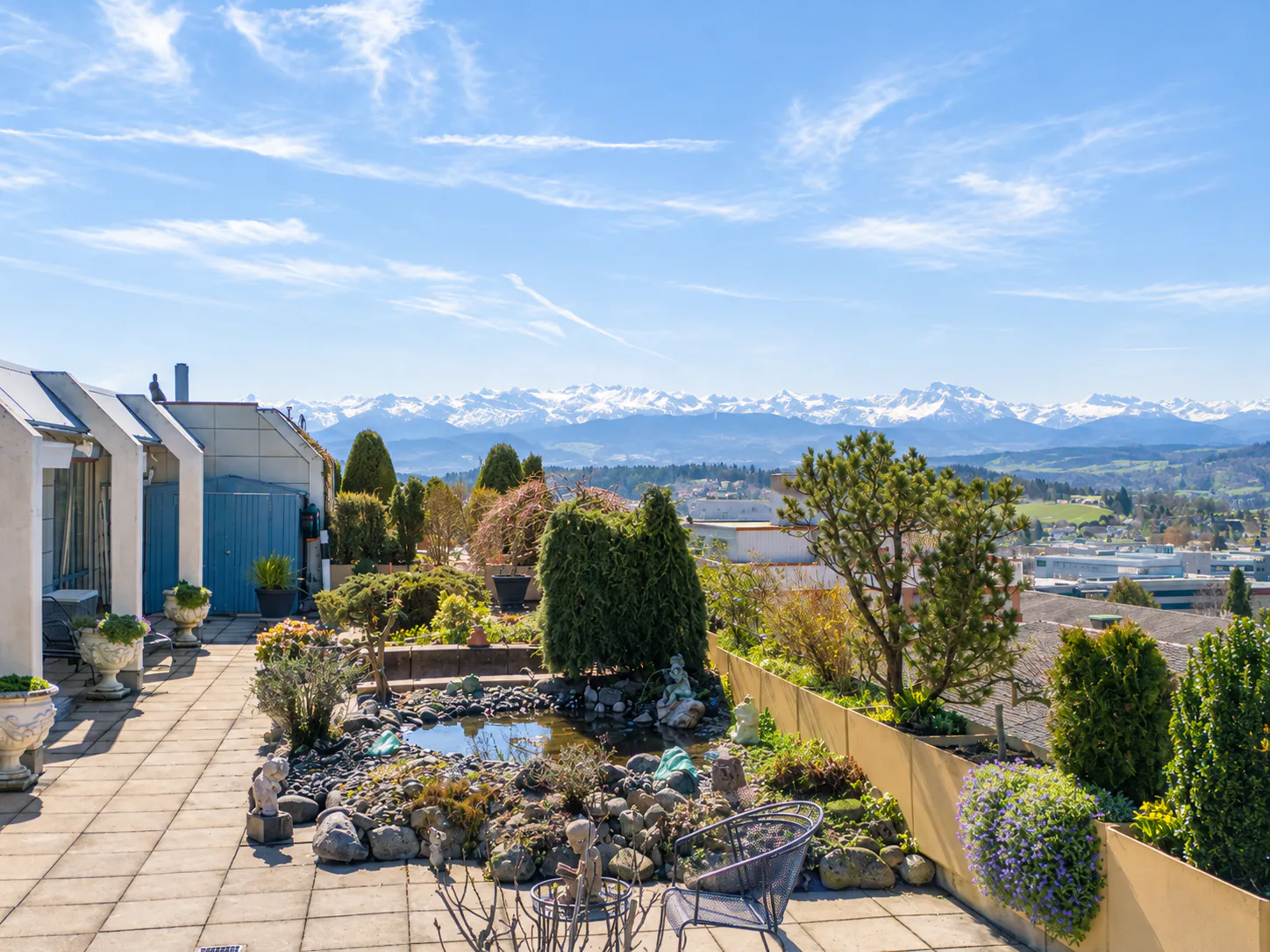Grosse Terrasse mit viel Privatsphäre und Alpenblick