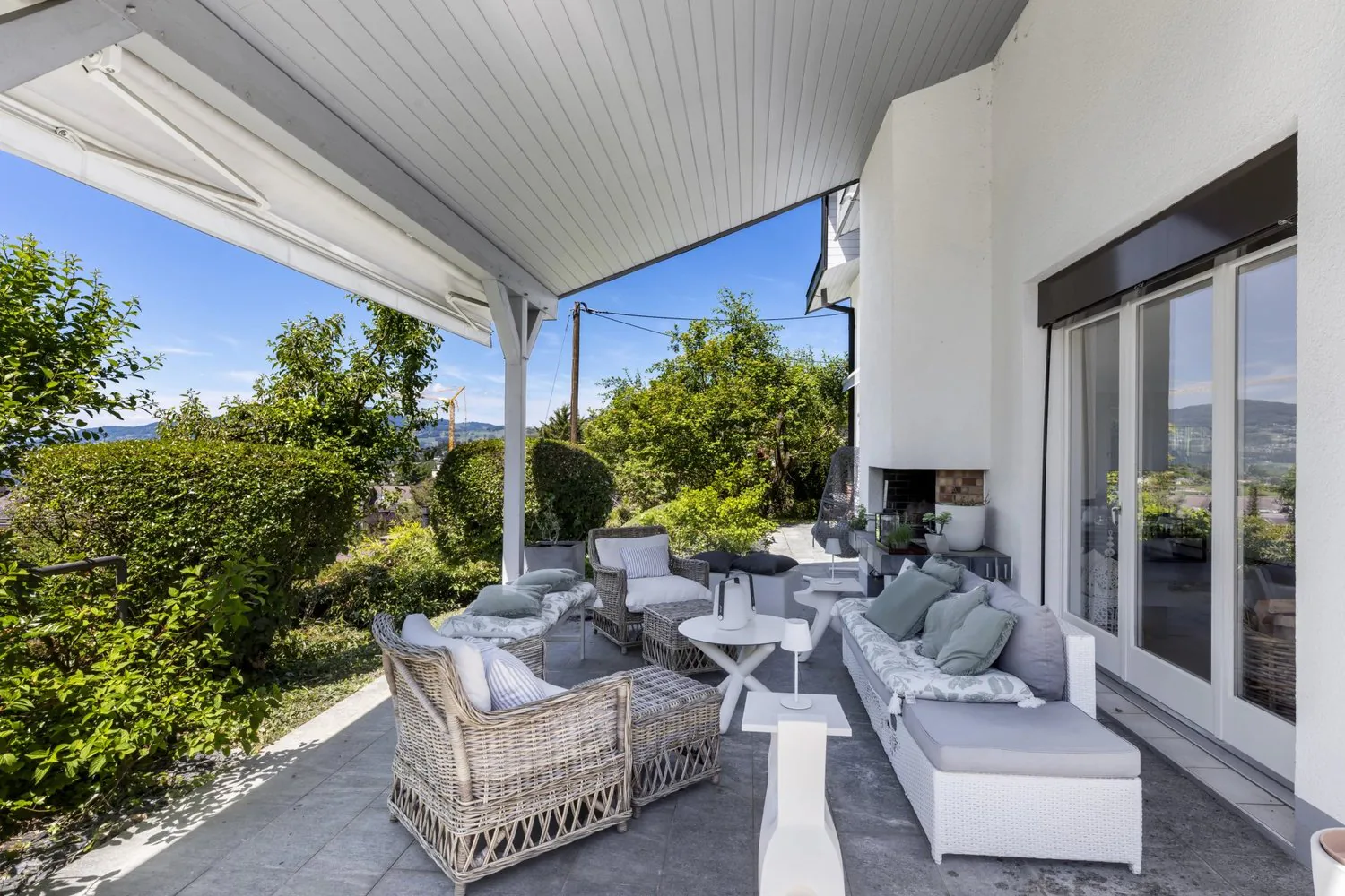 Beautiful 6.5-room property in a green setting with a view of the lake