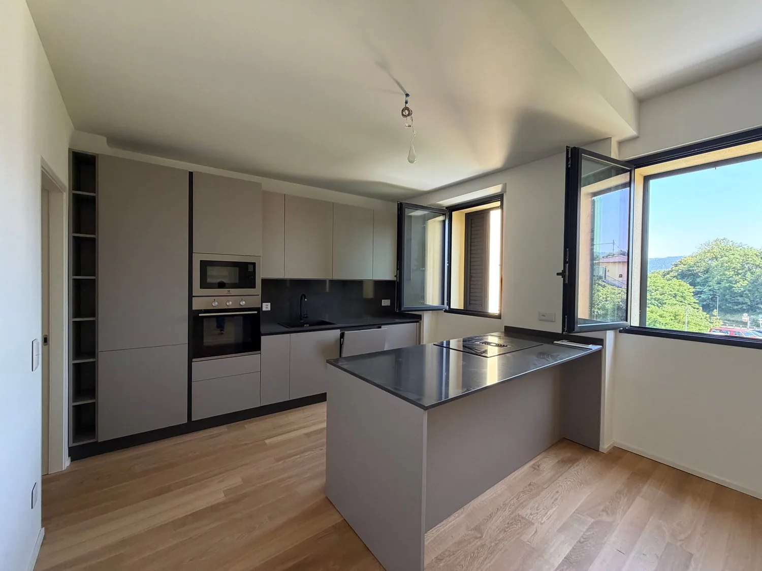 Neues Mietshaus mit 6 Wohnungen in Pura