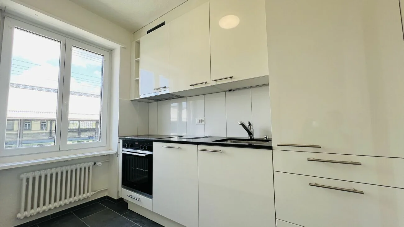 Newly valued 2.5-room apartment with balcony and cellar directly at the train station (1053)