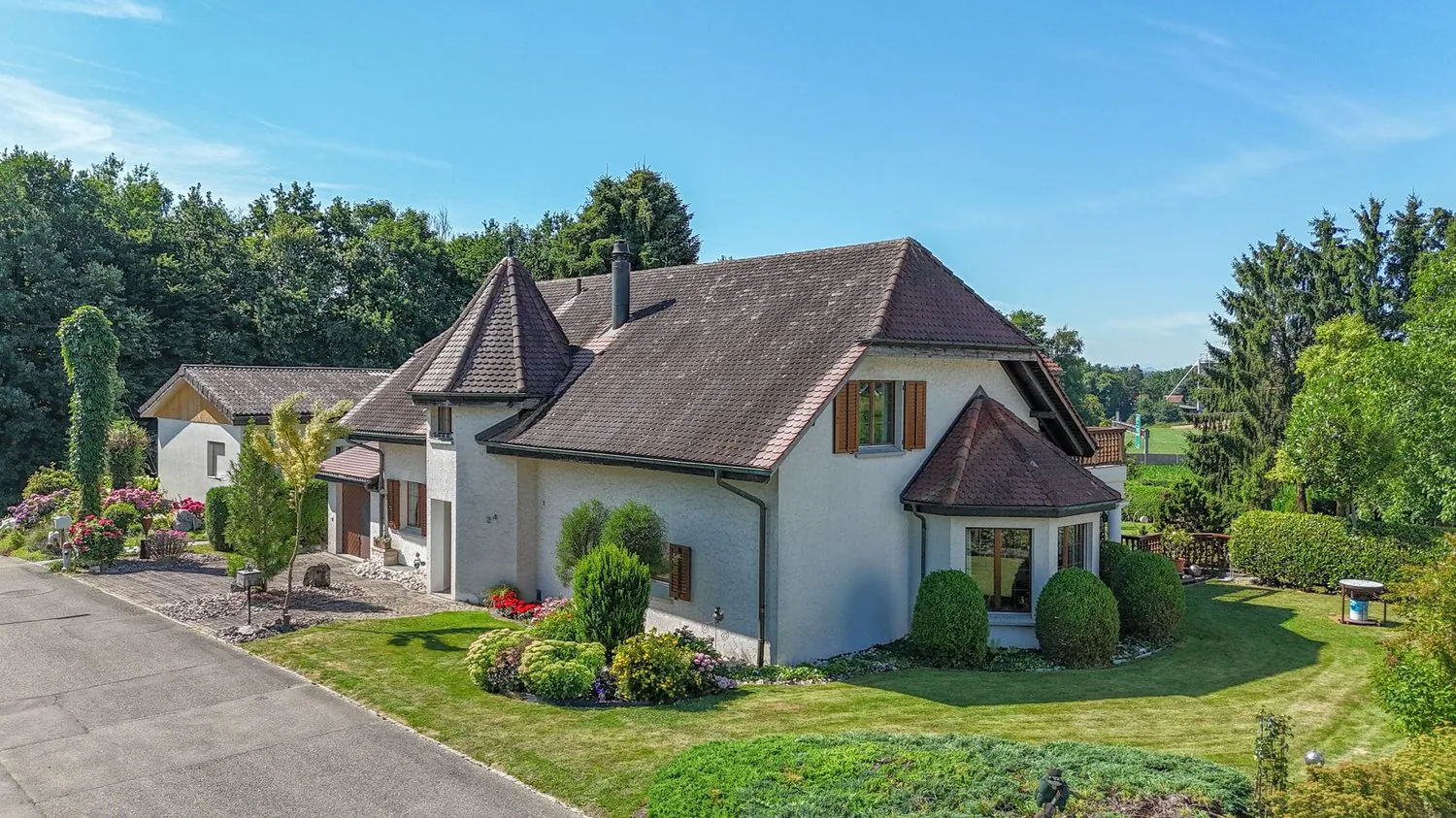 Vivere in modo sostenibile e utilizzare in modo versatile - grande casa unifamiliare con un terreno di 2 000 m²