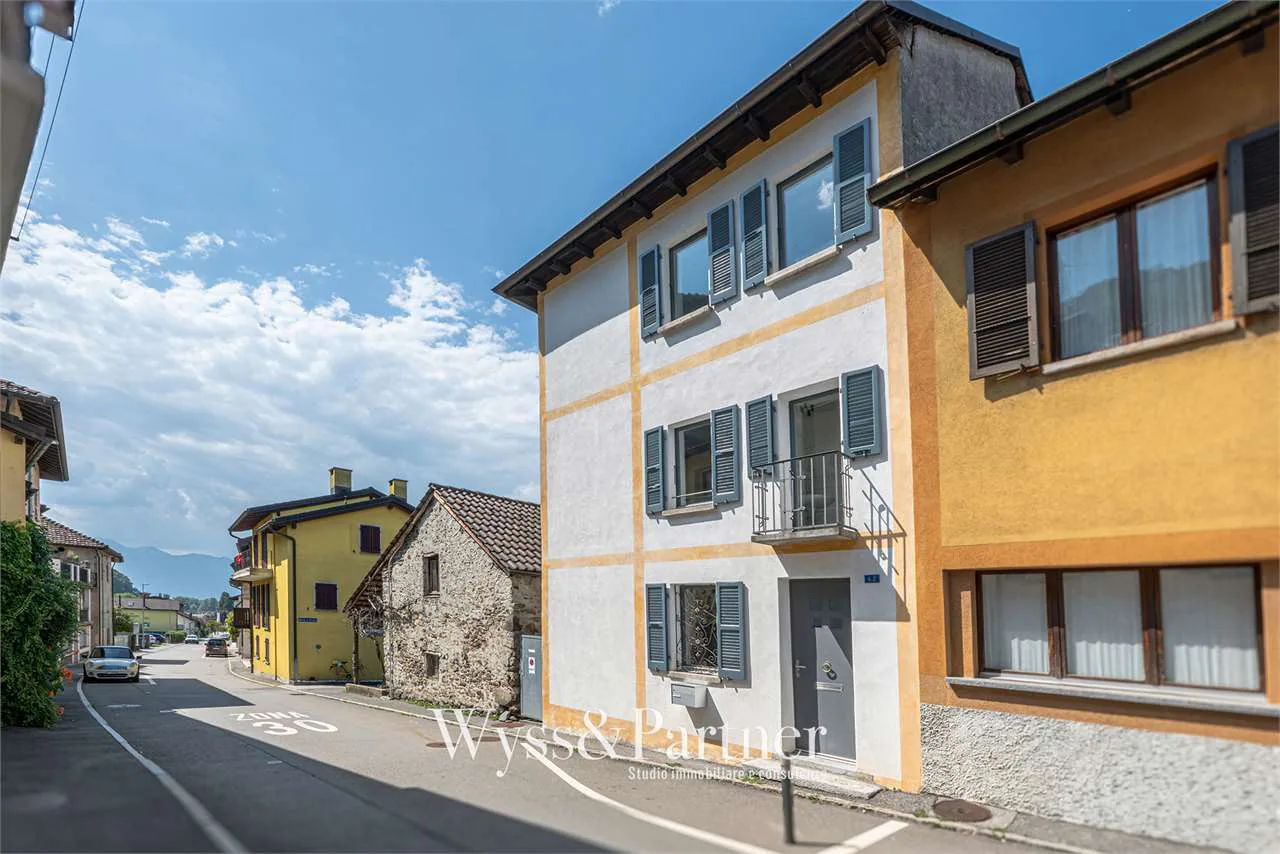 House with 3.5 rooms on three levels in Quartino