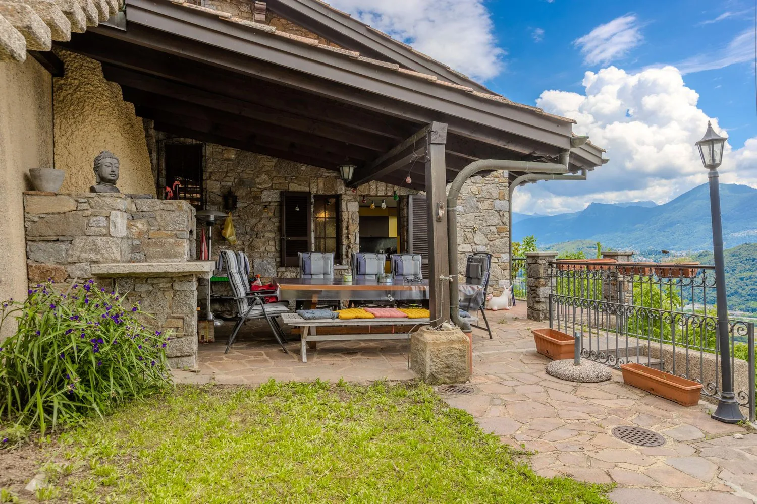 Spacious 7-room villa with stunning lake view in Cimo-Bioggio