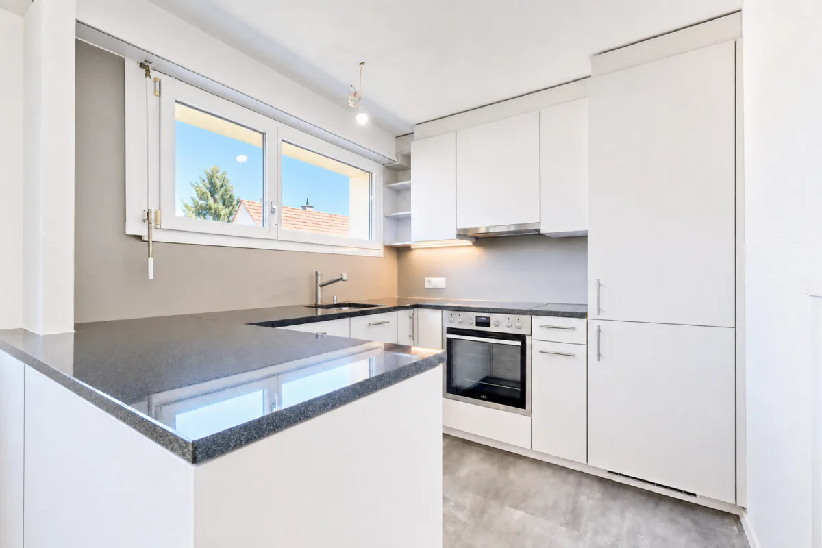 Modern 3.5-room apartment with balcony, cellar, attic, washing machine, and parking space
