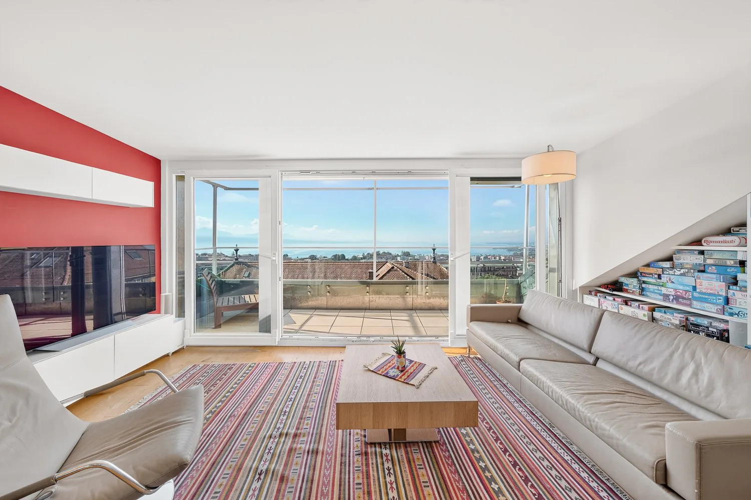 Superb 3.5-room attic apartment with panoramic views of the lake and mountains in the heart of Lausanne