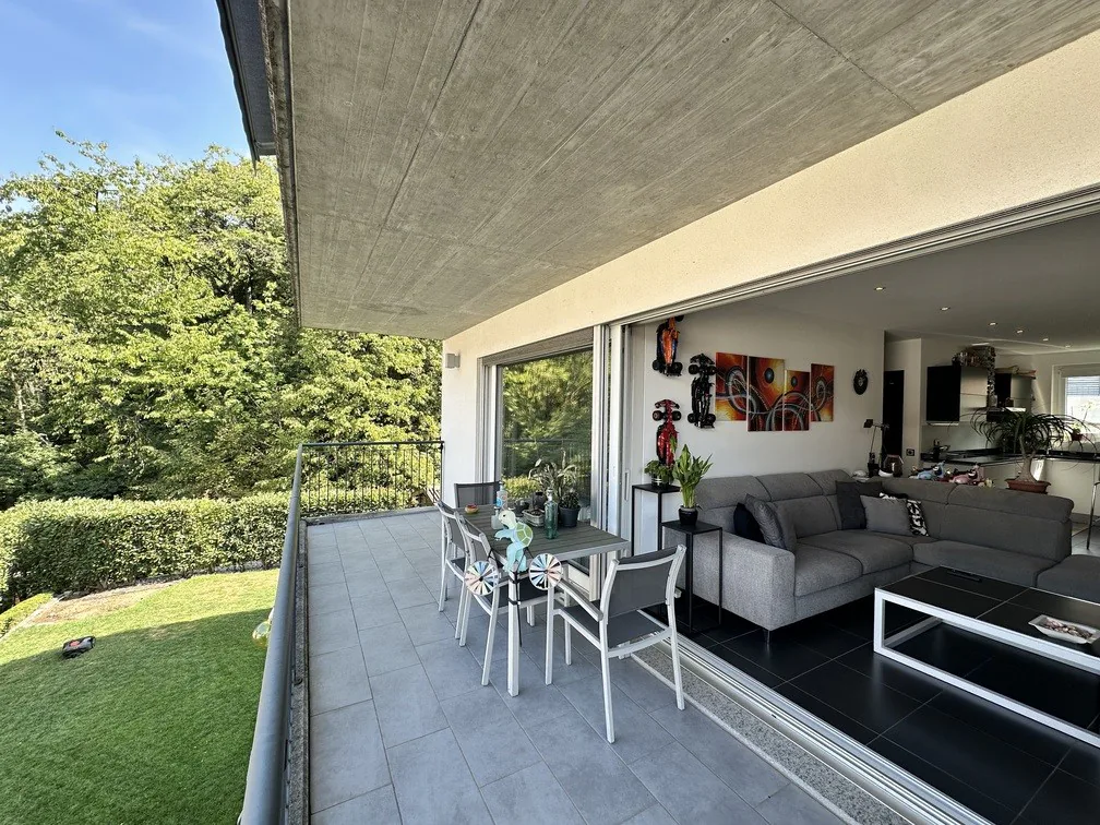 Curated and modern 3.5-room apartment in Villa Luganese with large terrace