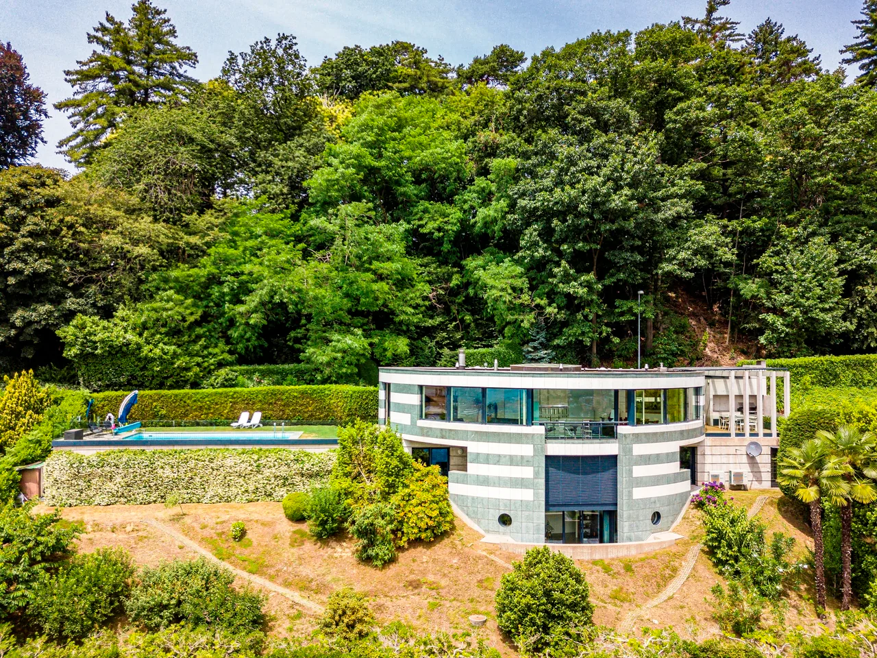 Moderna villa con privacy e stupenda vista lago