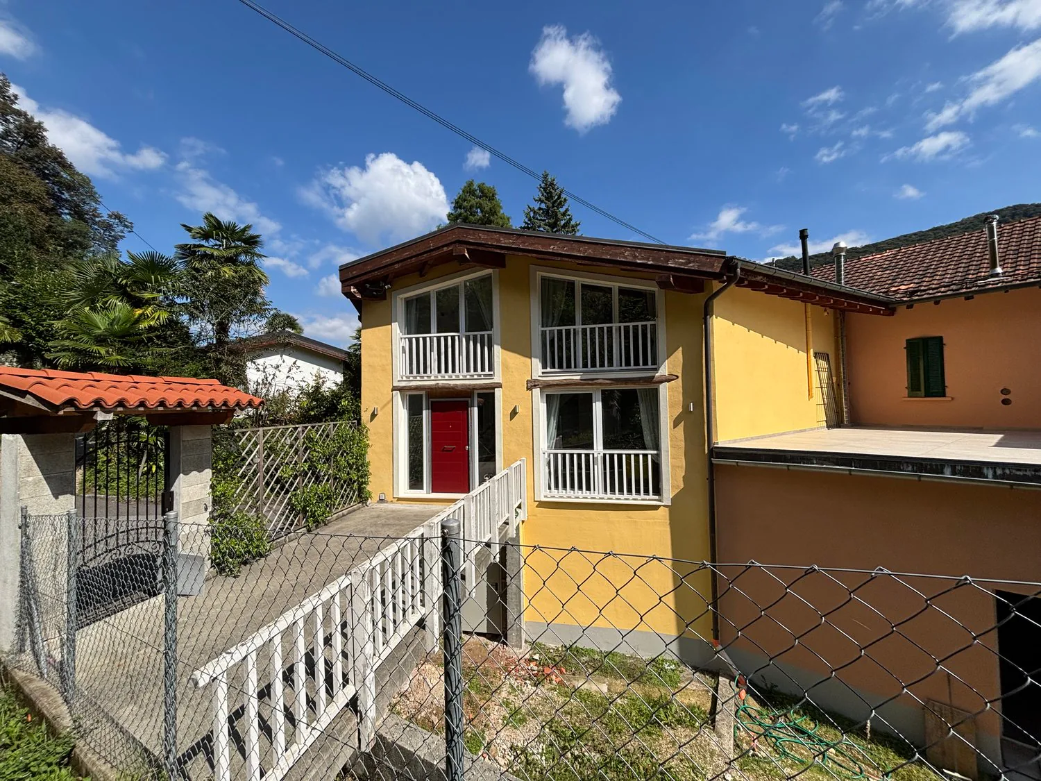Graziosa casa con terrazzo, doppio box auto + posteggio / Ferienhaus in Der Nähe von Figino/Lugano
