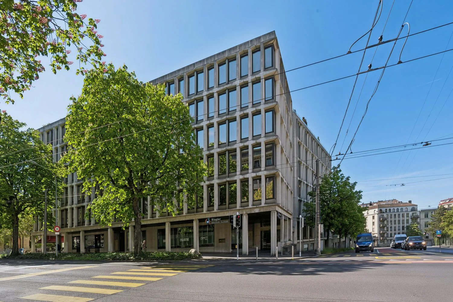 Sumptuous offices just two steps from the train station!
