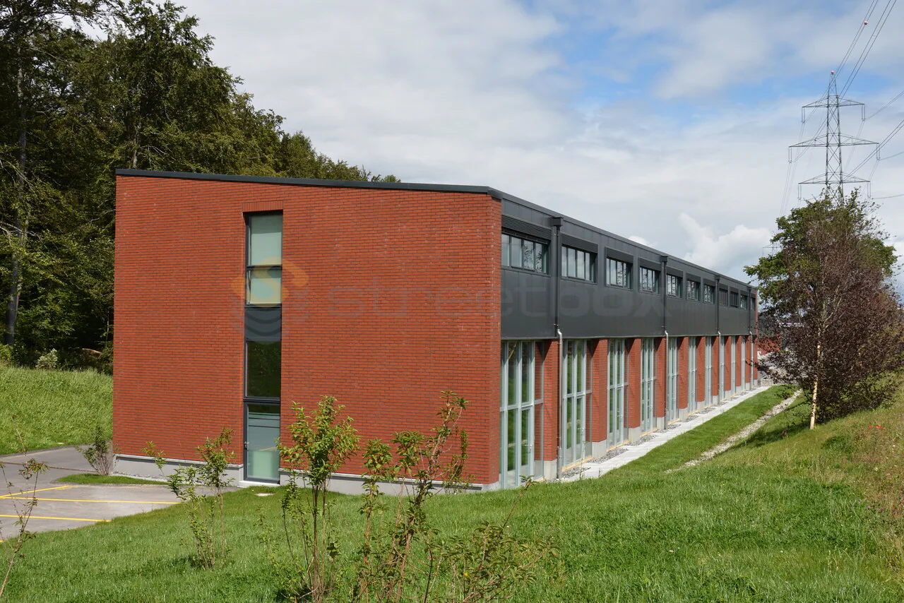 Straßenbox von 115 m2 sehr gut gelegen! Box n22