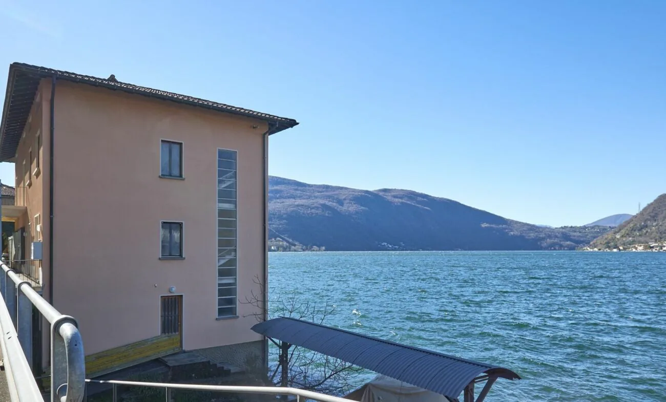 Villa maison multifamiliale directement sur le lac de Lugano - prête pour une nouvelle vision