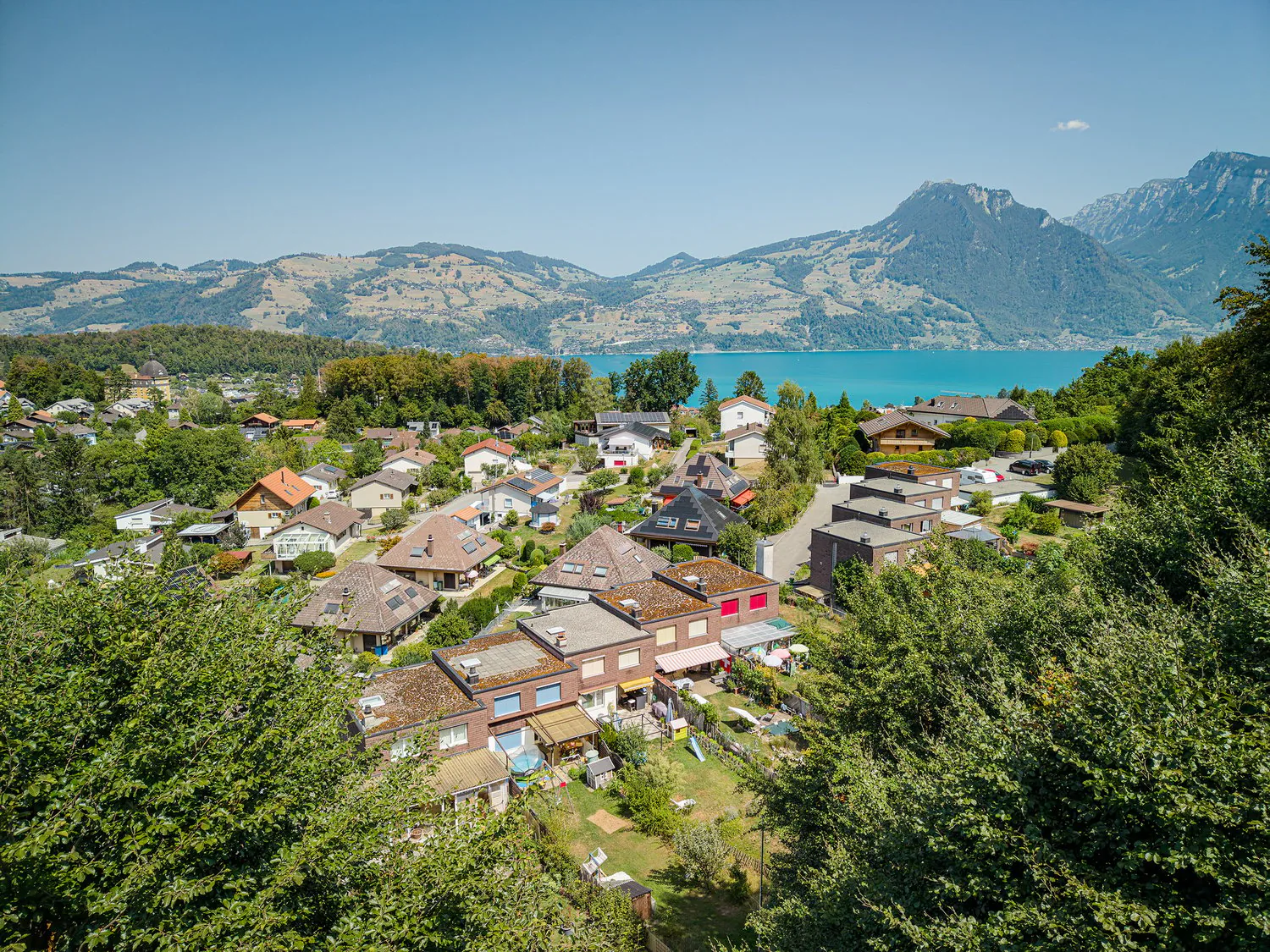 IHR ZUHAUSE ZWISCHEN SEE UND BERGEN - 4.5 ZIMMER REIHENMITTELHAUS IN SPIEZ