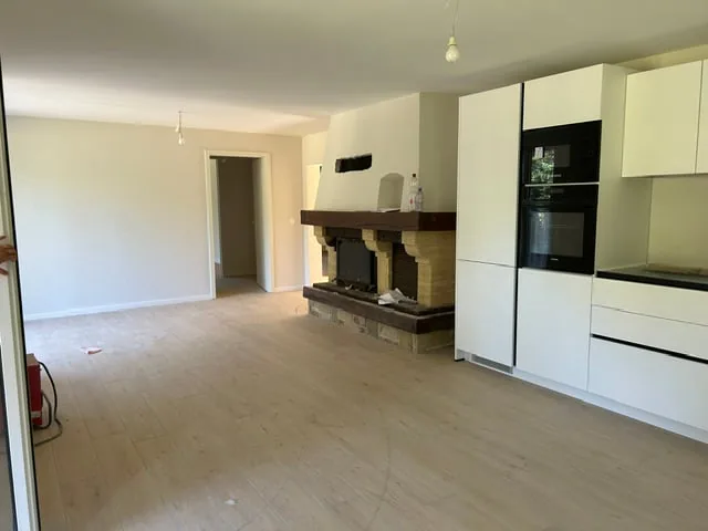 Appartement 4.5 pièces rénové avec balcon et vue verdoyante à Saint-Cergue