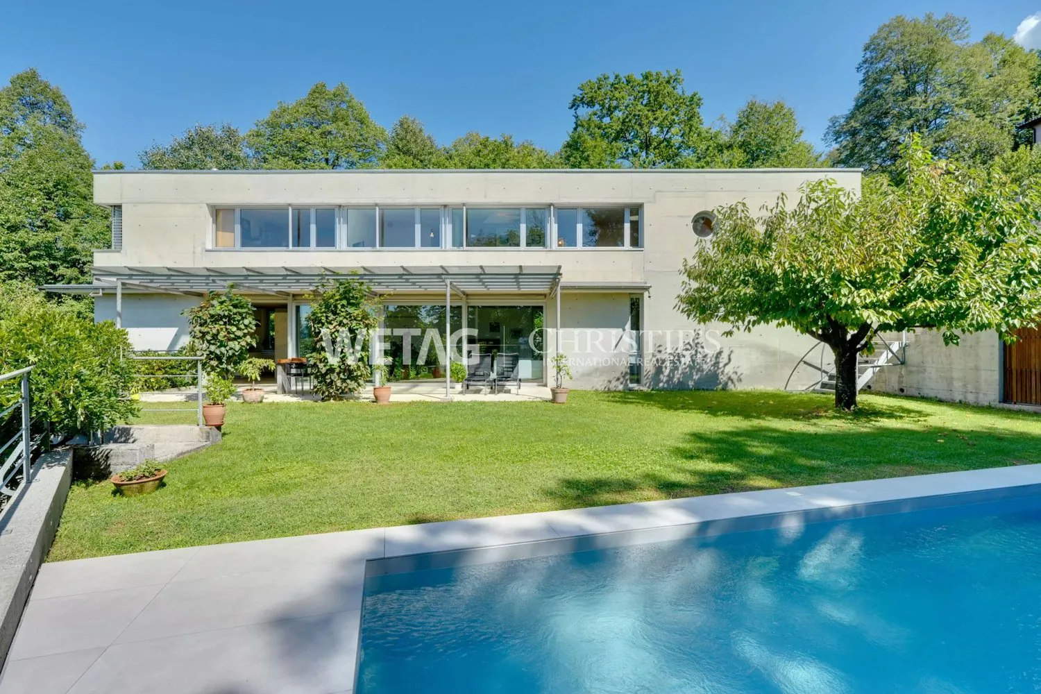 Elegant Villa with large garden & outdoor pool for sale in Lugano-Davesco Soragno