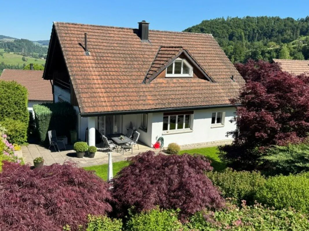 Well-maintained 6.5-room single-family house with double garage and beautiful garden