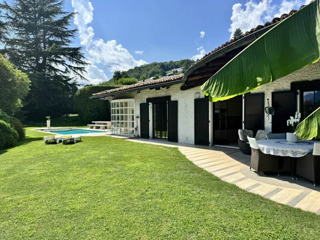 Exclusive detached villa with a spacious garden and swimming pool