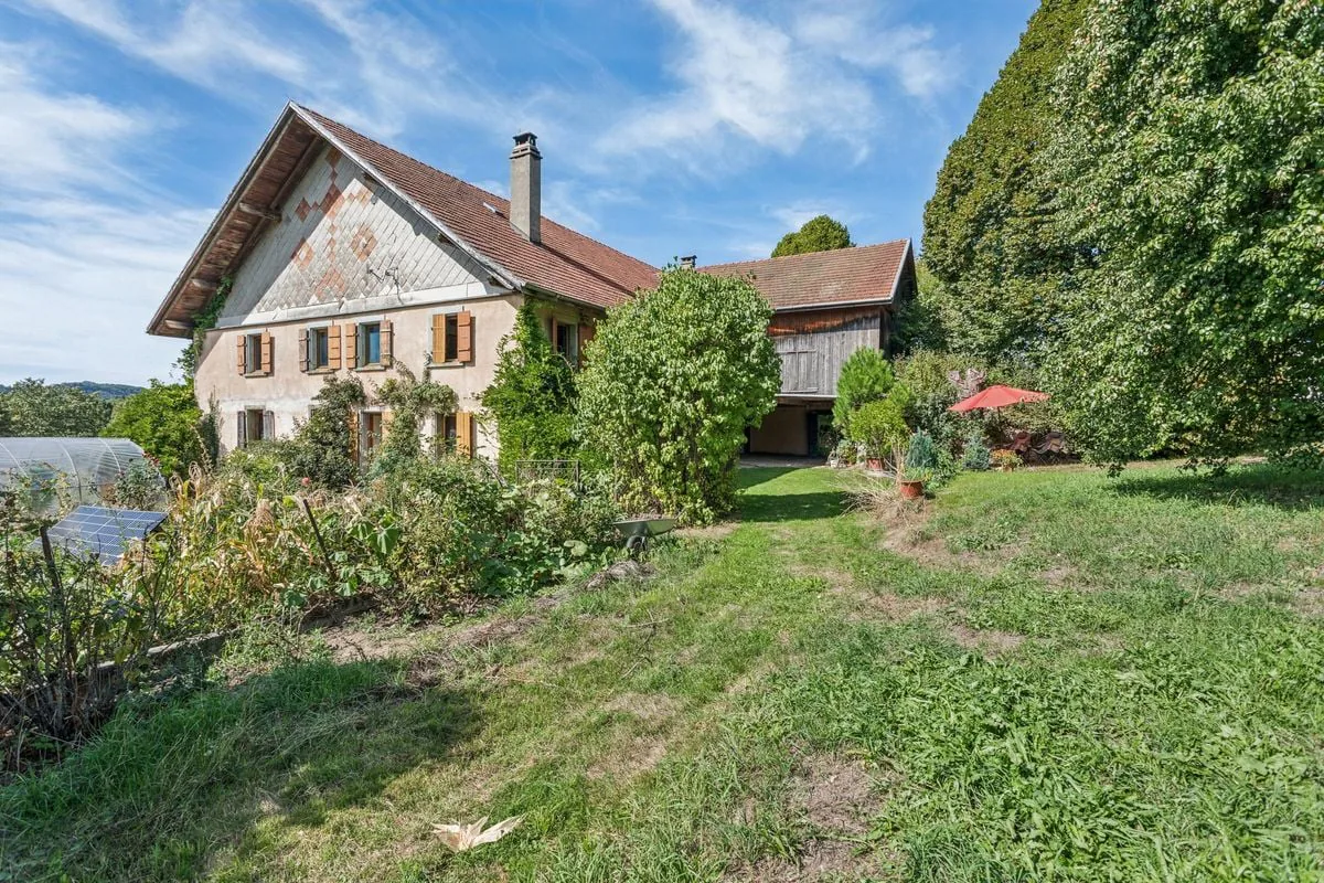 Character farm with 10.5 rooms, large land and strong potential