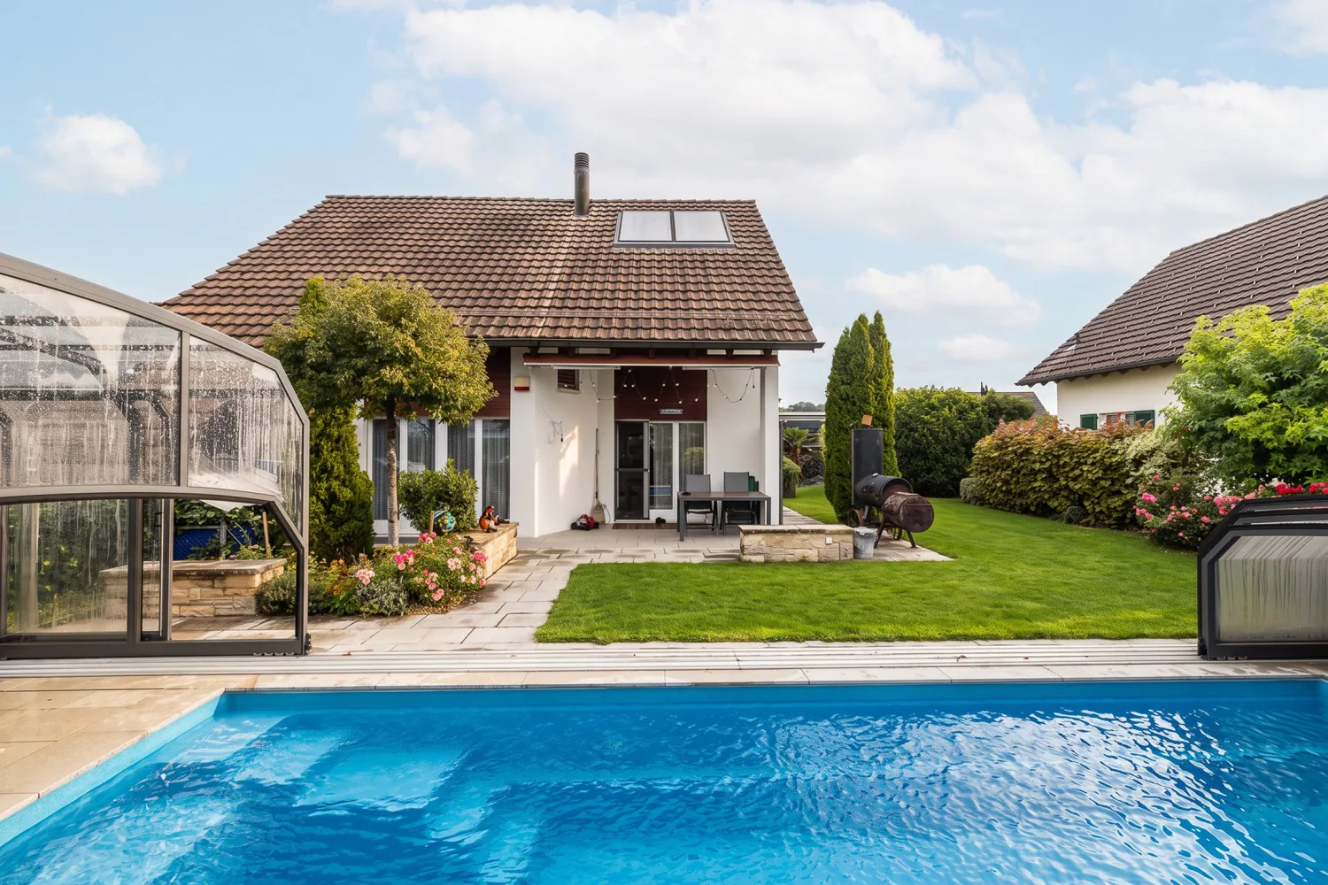 Idylle familiale avec piscine et jardin