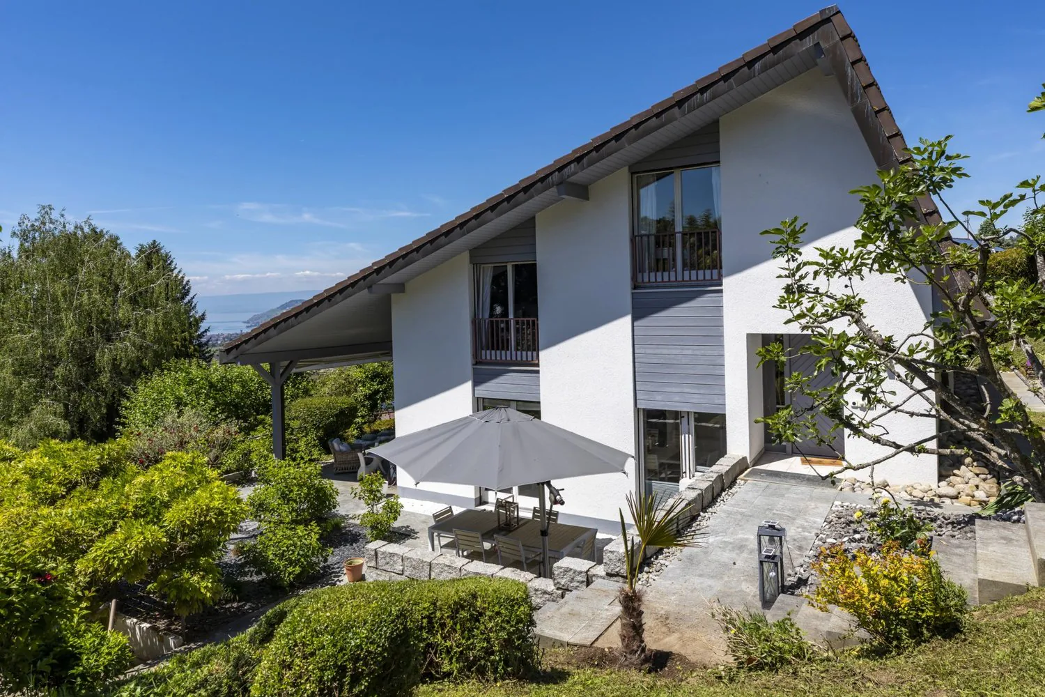 Beautiful 6.5-room property in a green setting with a view of the lake