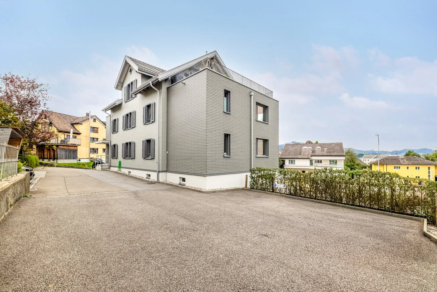 Casa multifamiliare moderna con 4 appartamenti a Niederteufen