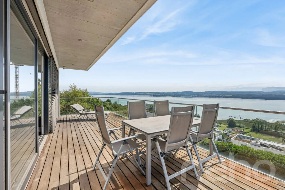Esclusiva: Villa di architetto con vista sul Lago di Morat