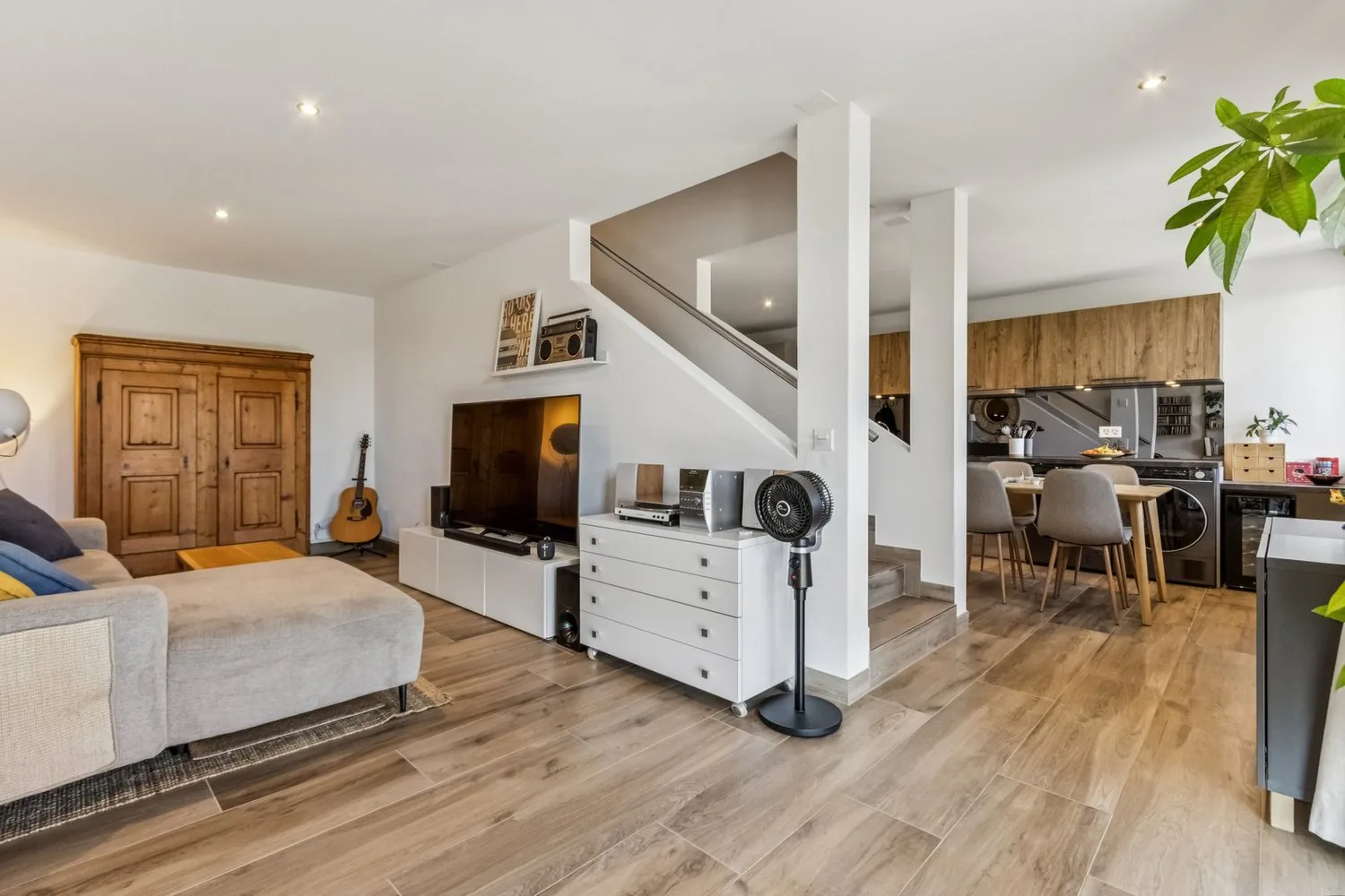Un esprit maison à 2' de la Sarraz !