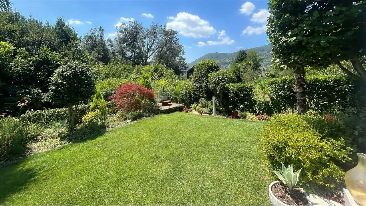 Elegantes Haus mit Garten und grünem Blick