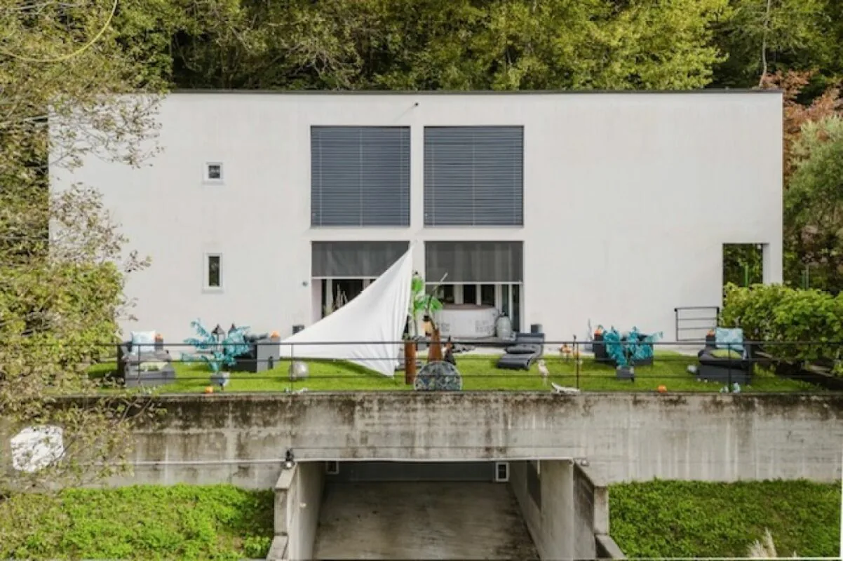 Villa exclusive et moderne avec vue imprenable et aménagements de haute qualité