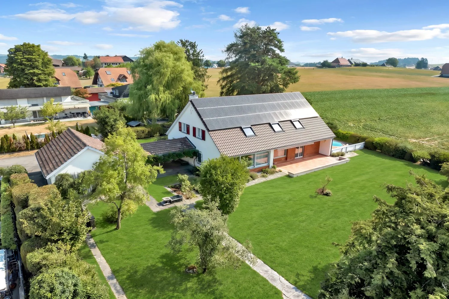 Grosszügiges Wohnen mit unverbaubarem Weitblick - Familienresidenz mit Pool in Frauenkappelen