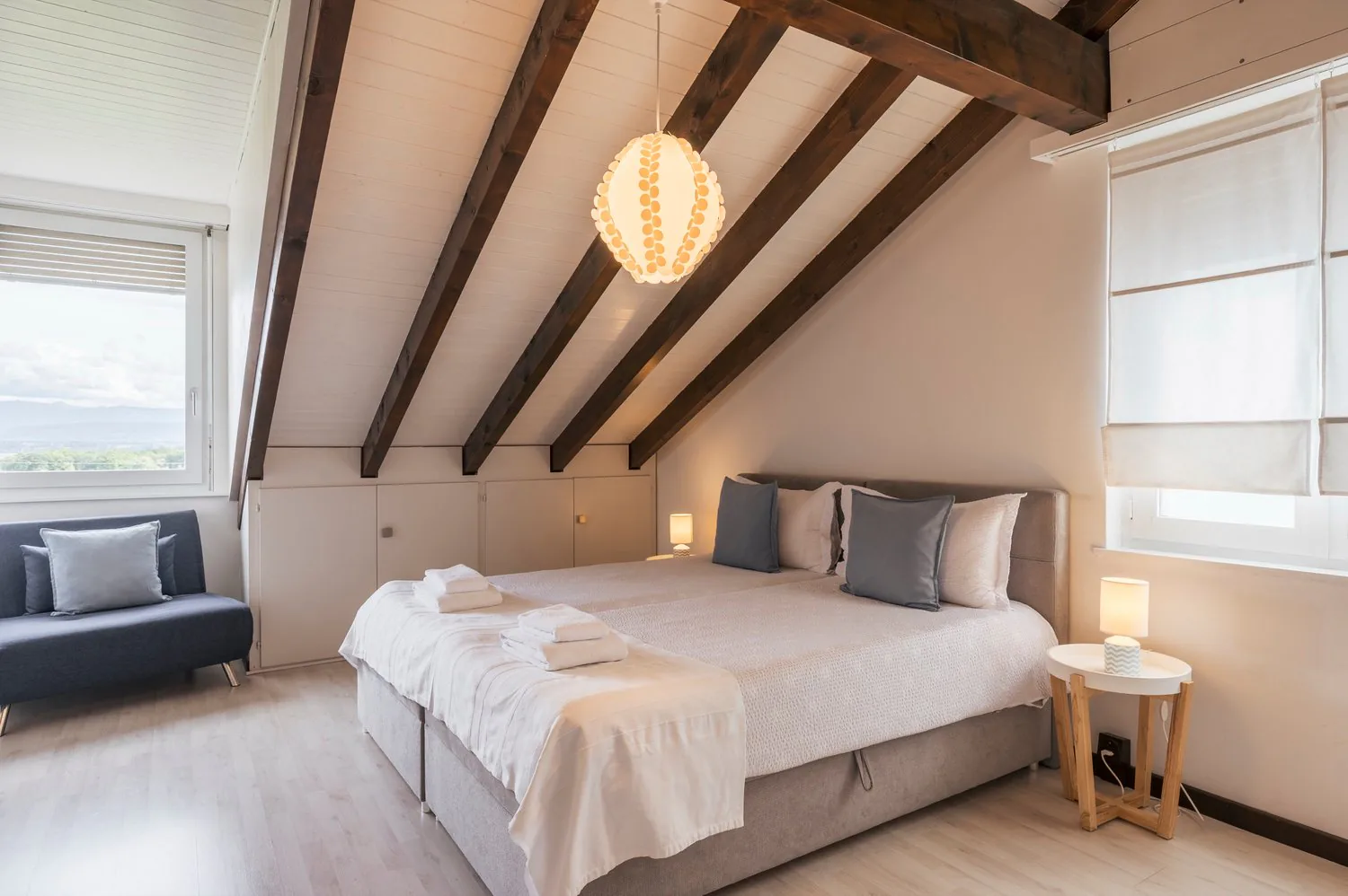 Zimmer mit Möbeln und Blick auf den See, 4 km von Nyon, 6-Monats-Vertrag