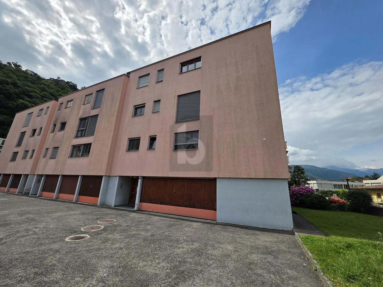 Bâtiment entier avec beaucoup de potentiel