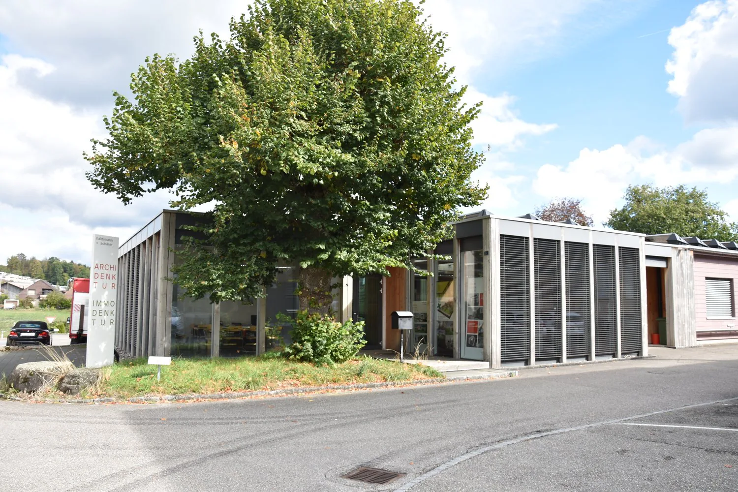 Modern, very bright office spaces on the ground floor