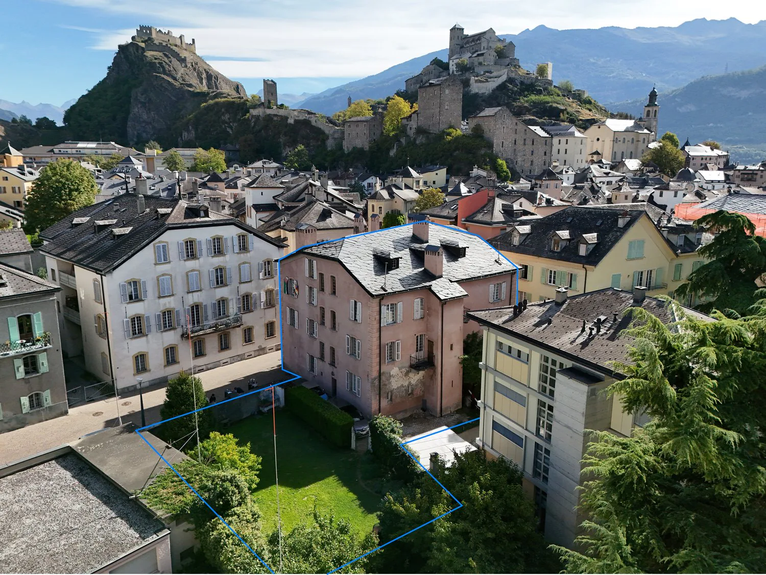 Sion, historisches Haus im Herzen der Altstadt, bestehend aus 5 Wohnungen und 2 Büros