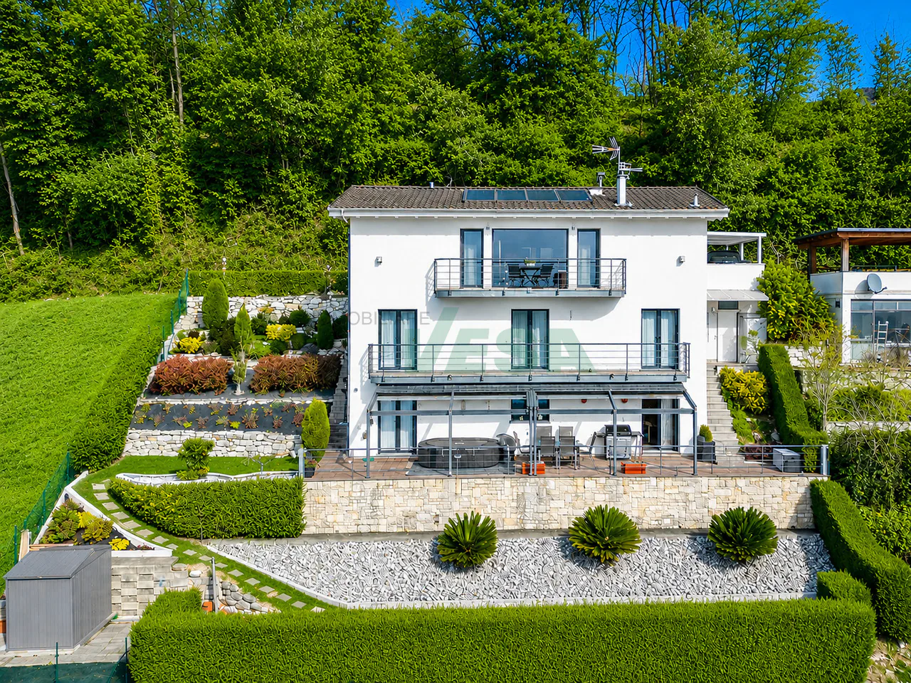 Moderna e luminosa villa mono-bifamiliare con splendida vista aperta
