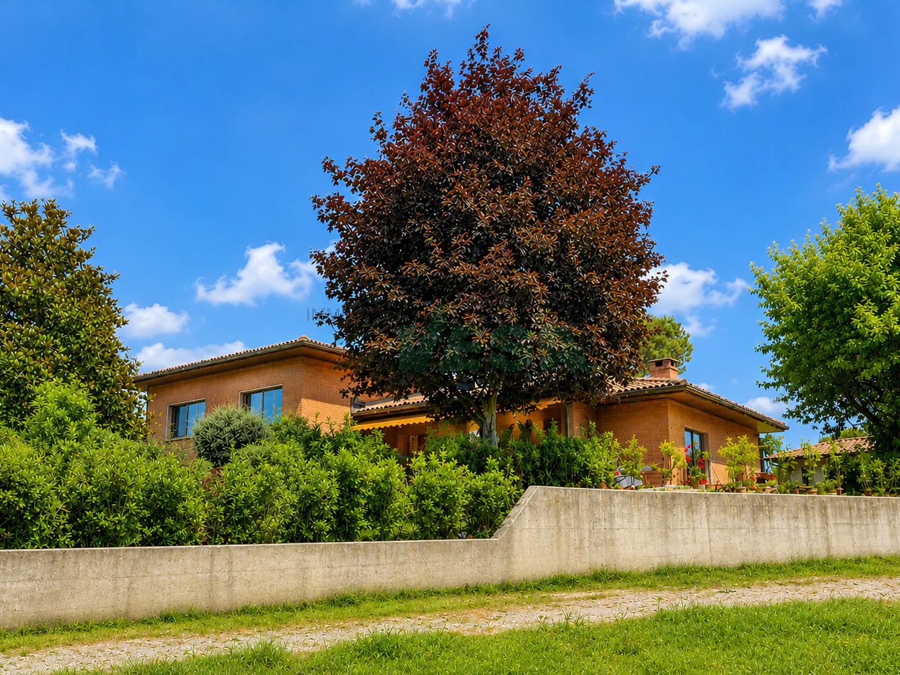 Elegante e spaziosa villa con appartamento bilocale e grande giardino