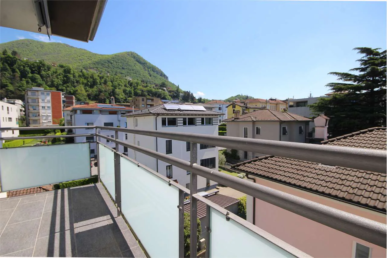 Mendrisio: helles 3.5-Zimmer-Apartment mit Balkon in der Nähe des Zentrums
