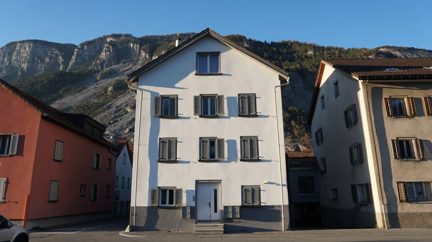 Felsberg - Maison multifamiliale avec 5 appartements et atelier/entrepôt