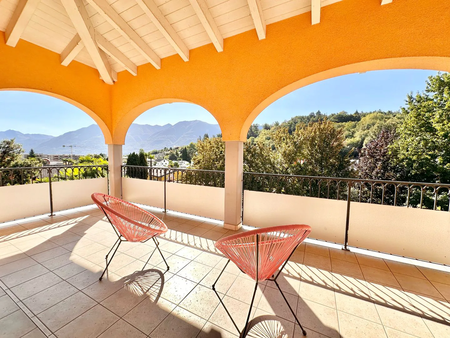 Above the roofs of Losone – a terrace for living and the gentle sound of water