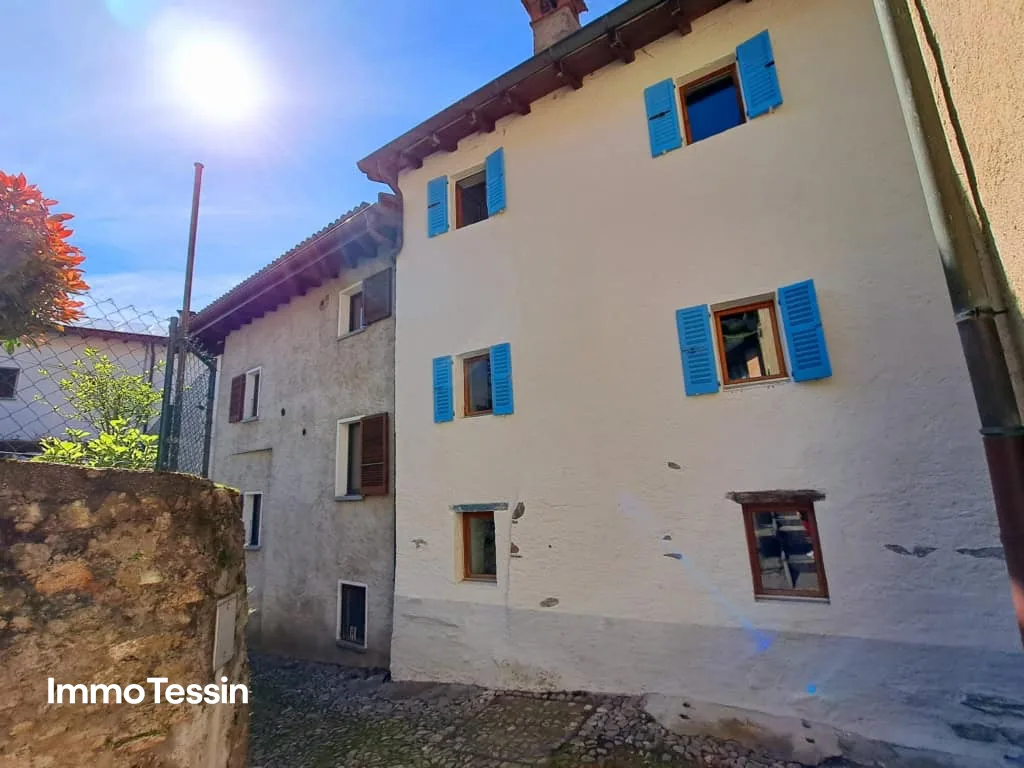 Spacious & charming Tessin house with 2 apartments in a beautiful location with a view of the Tessin mountains
