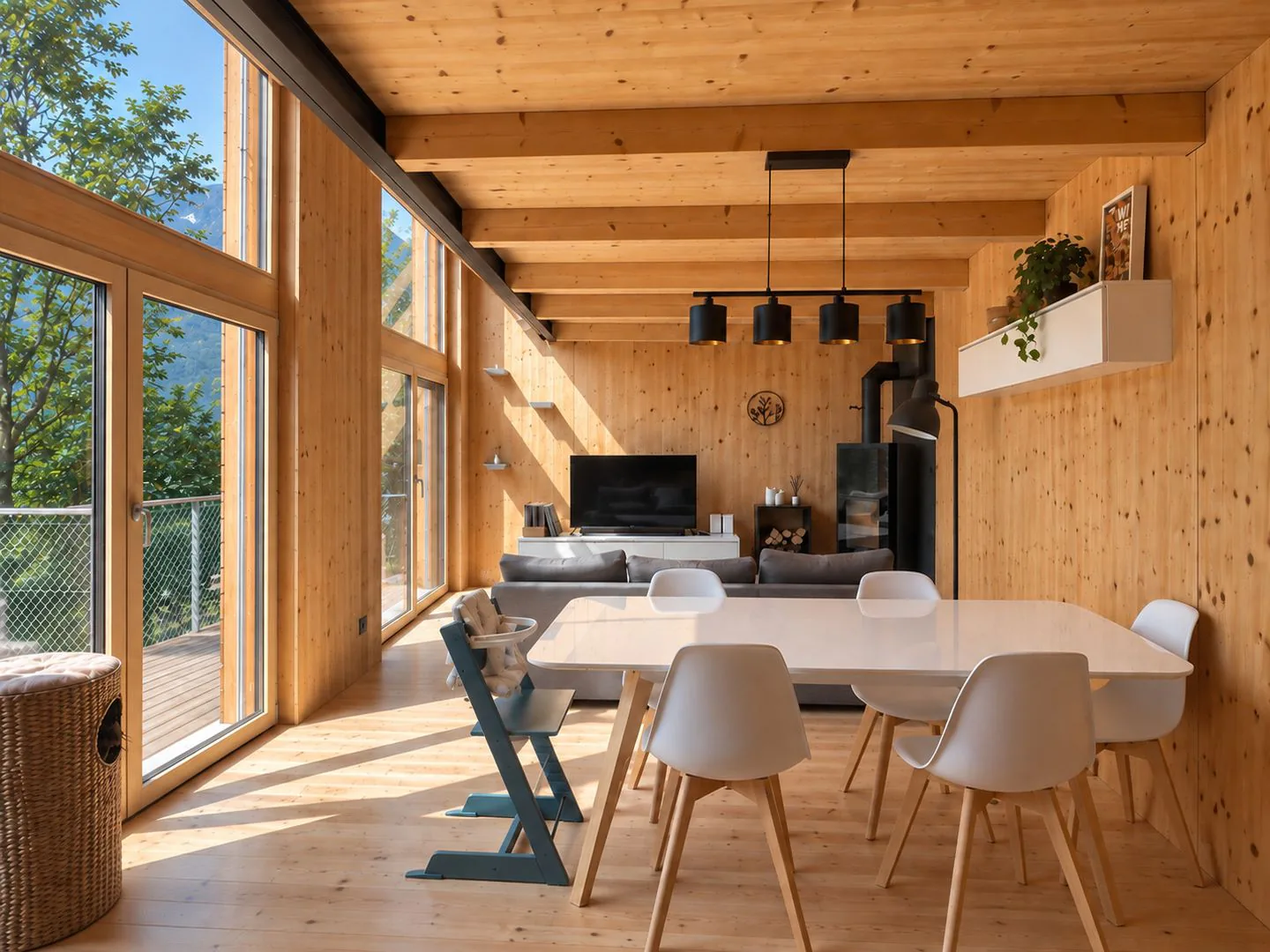 Moderne Holzhaus mit großen Fenstern und Blick ins Grüne