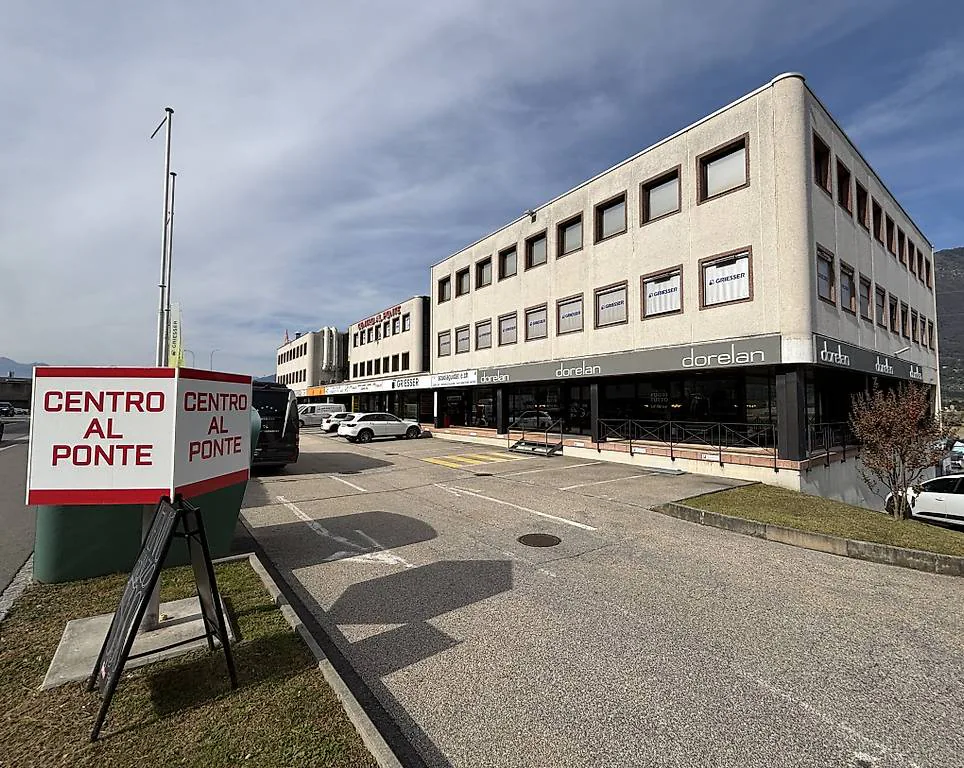 AFFITTASI SPAZIO COMMERCIALE DI CA. 78 mq A CADENAZZO