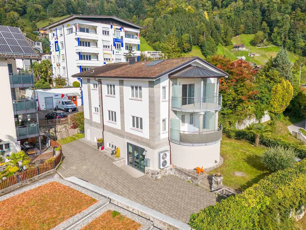 Casa multifamiliare affascinante con due unità abitative e uno spazio commerciale