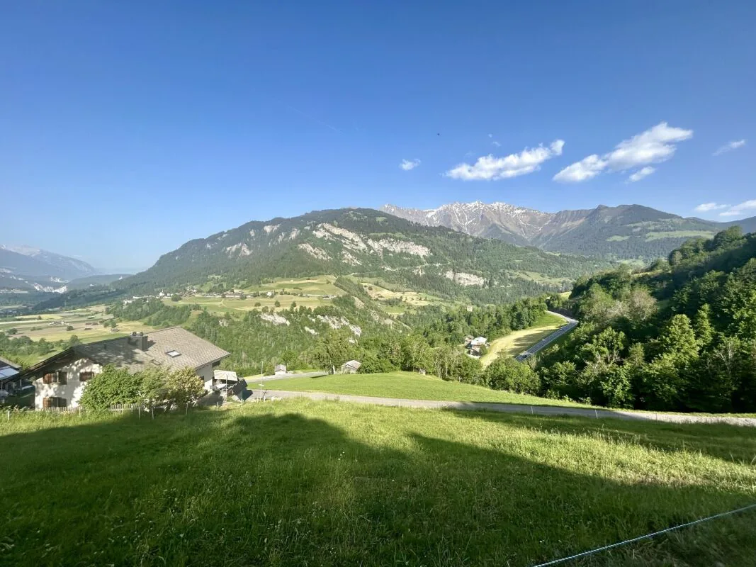 Terreno edificabile soleggiato con vista, spazio per 2 edifici: Due case unifamiliari o un ampio progetto residenziale