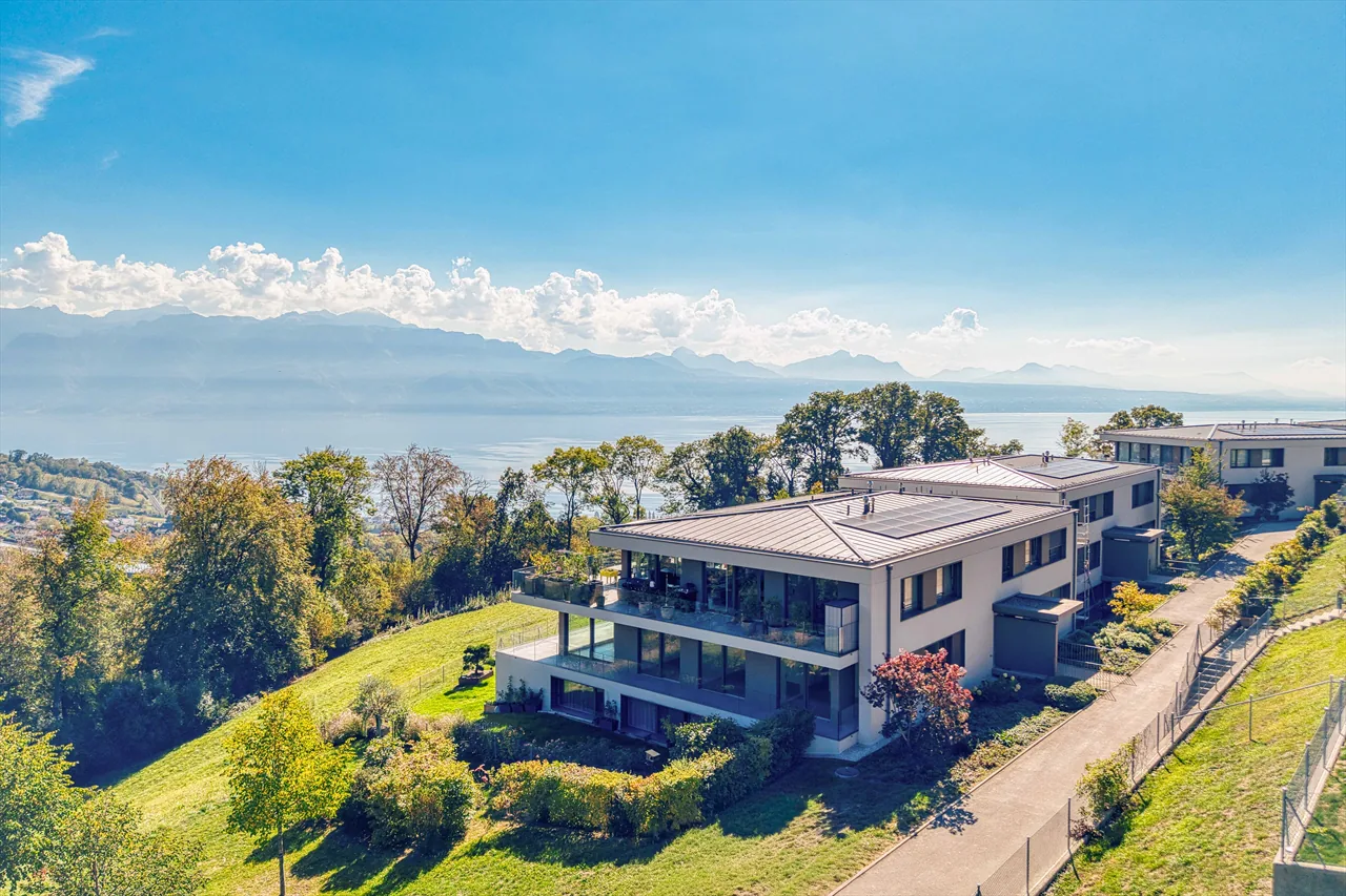 Spacieux appartement de 5,5 pièces avec vaste terrasse et vue sur le lac