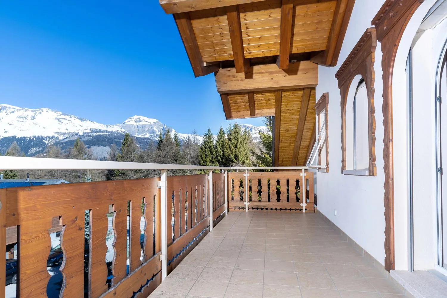 Edificio con tre appartamenti sul Golf di Crans-Montana